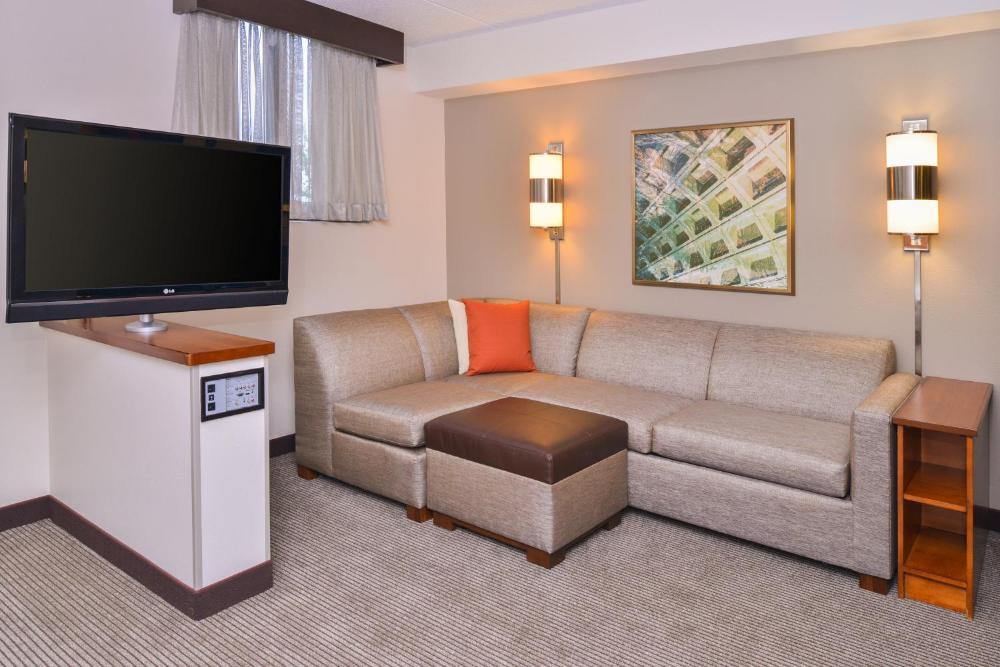 Queen Room with Two Queen Beds, Sofa Bed and Accessible Tub interior